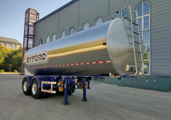 液態(tài)食品運(yùn)輸半掛車(chē)